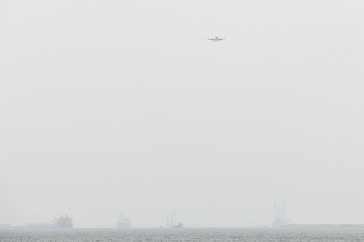 Kabut asap juga menyebabkan kegiatan penerbangan terganggu.
