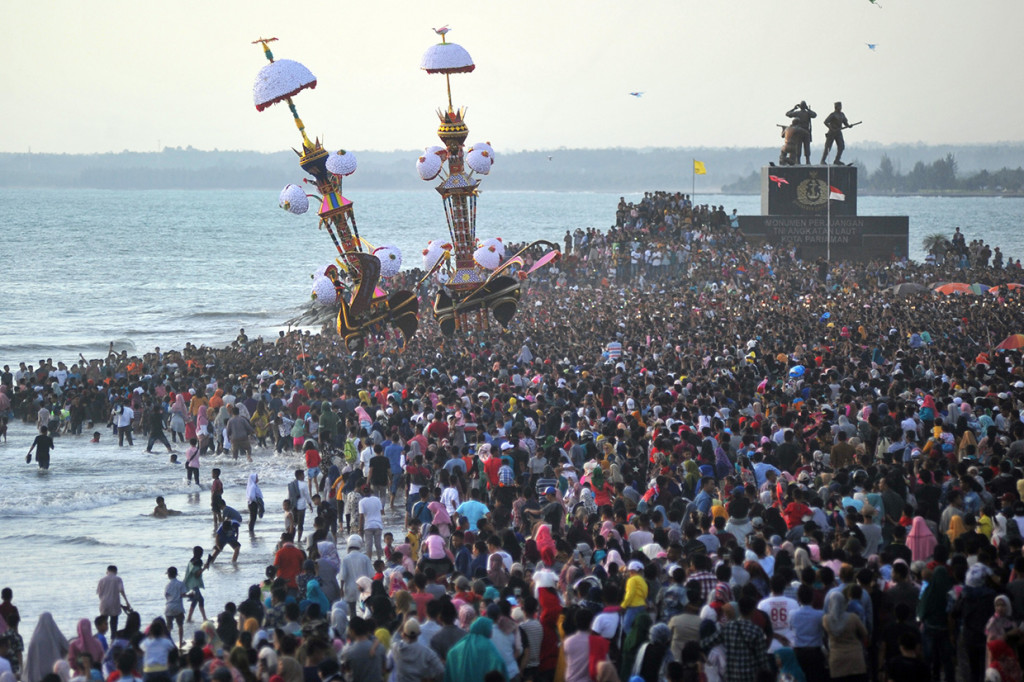 Dua Tabuik bersiap dibuang ke laut saat puncak Pesona Hoyak Tabuik Piaman, di Pantai Pariaman, Sumatera Barat.