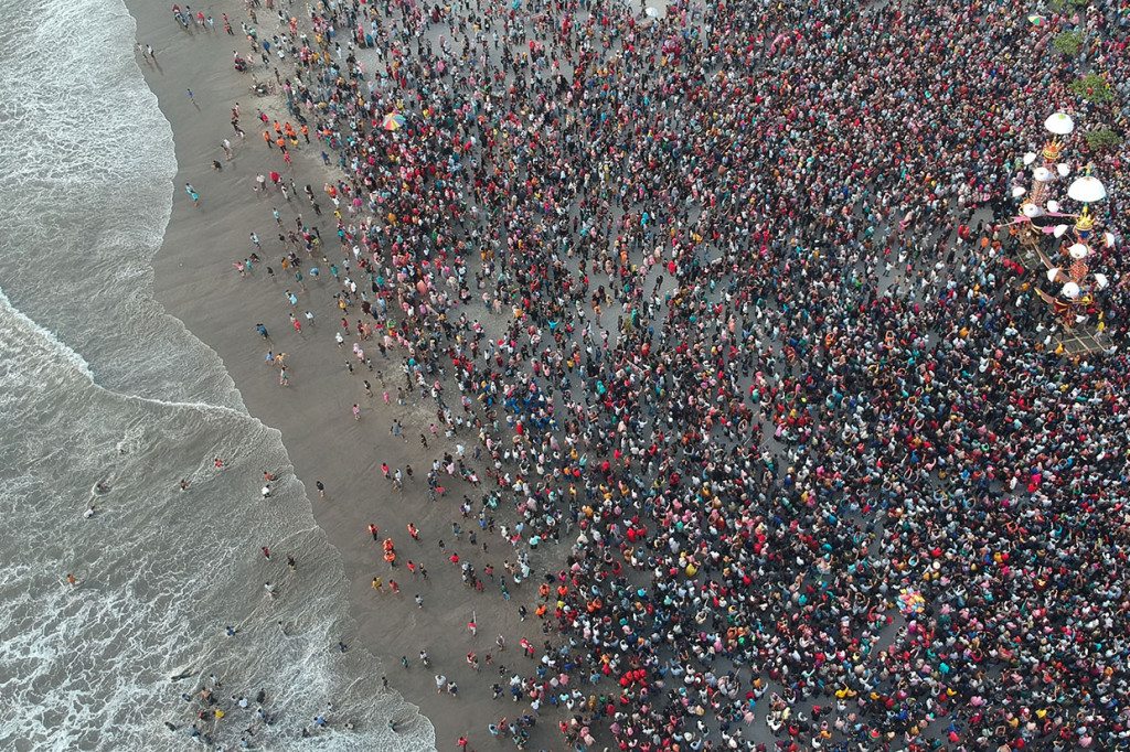 Dua Tabuik bersiap dibuang ke laut saat puncak Pesona Hoyak Tabuik Piaman, di Pantai Pariaman, Sumatera Barat.

