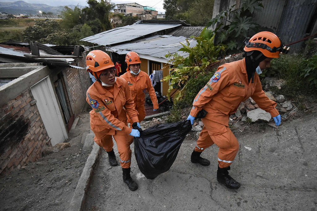 Sementara itu, dua penumpang lainnya terluka dan sedang dirawat di rumah sakit.
