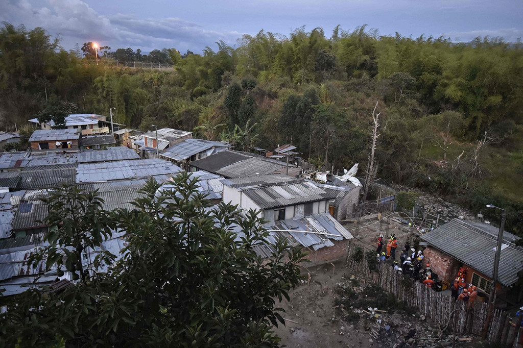 Otoritas penerbangan sipil Kolombia masih melakukan penyeledikan untuk mengetahui penyebab jatuhnya pesawat.
