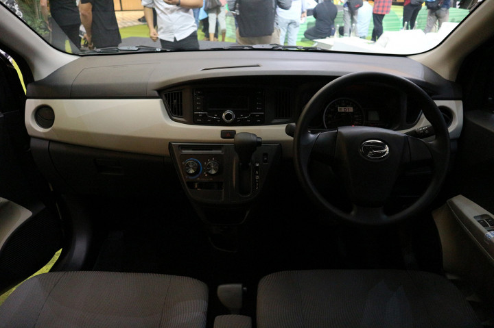 Dashboard mengadopsi desain dual-tone.