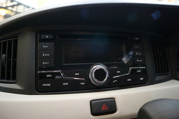 Kini New Sigra mengadopsi head unit layar sentuh 2-din yang sudah dilengkapi rear parking camera.
