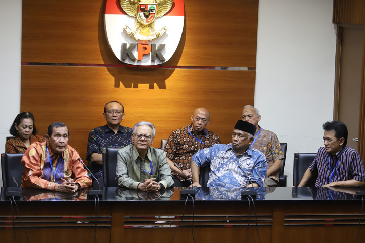 Mantan pimpinan KPK, Tumpak Hatorangan Panggabean (kiri), Erry Riyana Hardjapamekas (kedua kiri), Taufiqurrahman Ruki (kedua kanan) dan Chandra Muhammad Hamzah (kanan) memberikan keterangan terkait polemik revisi UU KPK di Gedung KPK, Jakarta. 
