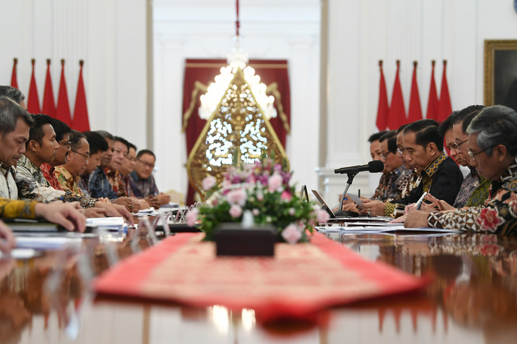 Namun, Jokowi meminta pihak terkait berhati-hati. Dia menilai ekonomi global akan mengalami resesi dalam 1,5 tahun ke depan dan berdampak ke pertumbuhan industri.
 
