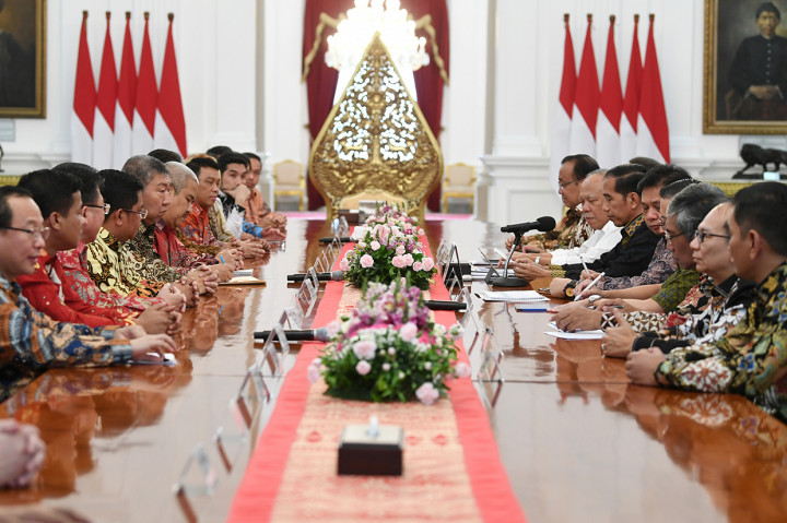 Presiden Joko Widodo (kelima kanan) didampingi sejumlah menteri kabinet kerja menerima Pengurus dan Anggota Real Estate Indonesia (REI) dan Asosiasi Pengembang Perumahan dan Pemukiman Seluruh Indonesia (APERSI) di Istana Merdeka Jakarta.