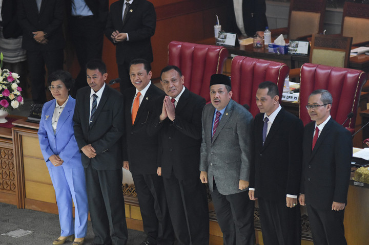 Kelima pimpinan KPK terpilih itu juga hadir dalam rapat paripurna hari ini. Mereka diperkenalkan kepada seluruh anggota DPR yang hadir.