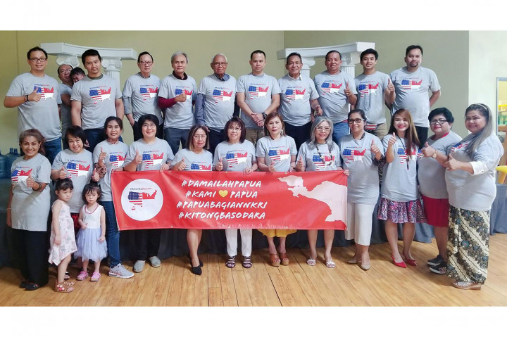 Dari Los Angeles, Toar Lumingkewas mengatakan bahwa ia ingin merangkul saudara-saudara yang berasal dari Papua dengan kasih. 