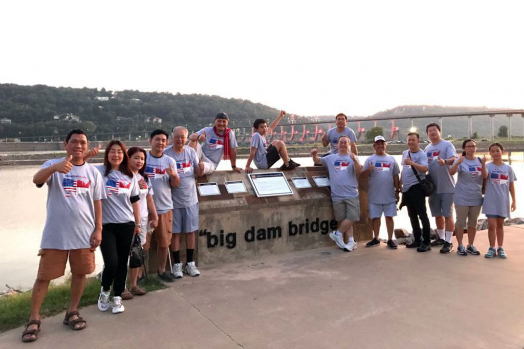 Tepat pada sebelum matahari terbenam, di Little Rock, Arkansas, masyarakat Indonesia mengadakan jalan bersama tepatnya di Big Dam Bridge yang dilanjutkan dengan foto bersama. Acara ini dikoordinatori oleh Danny Sadli, warga Indonesia yang sudah bermukim di Arkansas sejak tahun 1996.