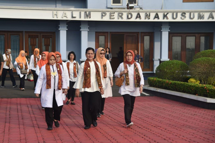 Ibu Negara Iriana Joko Widodo bertolak dari Lanud Halim Perdanakusuma, Jakarta pada Selasa, 17 Septembe 2019 pukul 07:30 WIB bersama sejumlah istri menteri yang tergabung dalam Organisasi Aksi Solidaritas Era Kabinet Kerja (OASE KK).