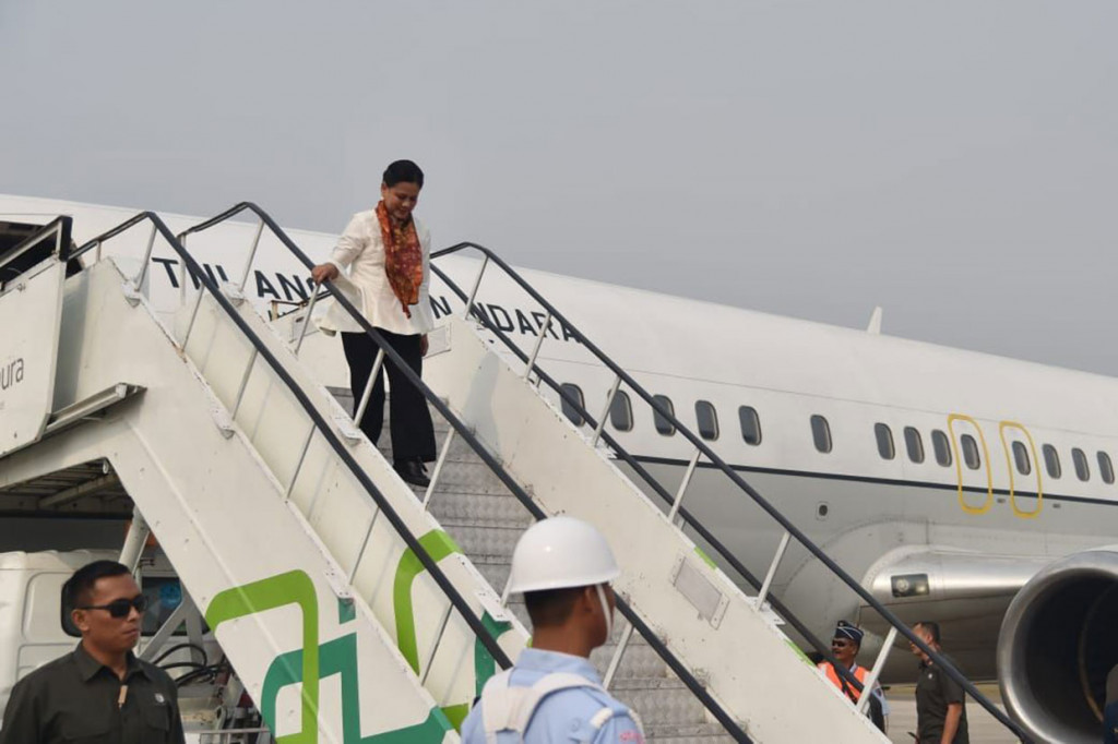 Rombongan Ibu Negara bersama OASE KK tiba di Bandara Internasional Sultan Mahmud Badaruddin II, Palembang pada pukul 08:30 WIB.