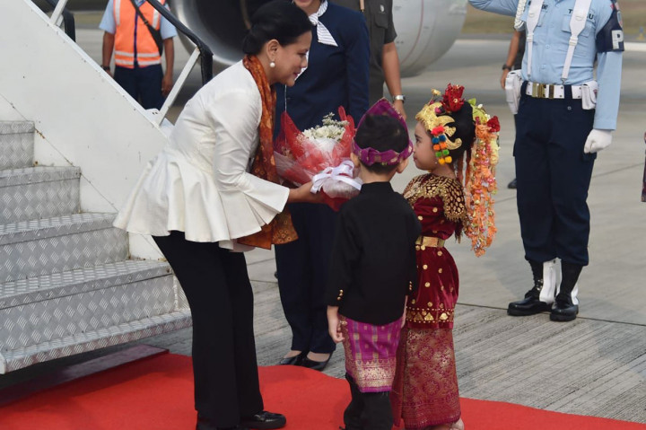 Tiba di Bandara Internasional Sultan Mahmud Badaruddin II, Palembang, Iriana disambut sepasang anak yang memberikan bunga.