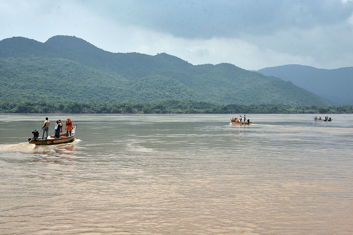 Pihak berwenang India terlibat dalam operasi pencarian dan penyelamatan besar-besaran pada 16 September untuk menemukan 39 orang hilang setelah kapal wisata mereka terbalik di sungai Godavari.