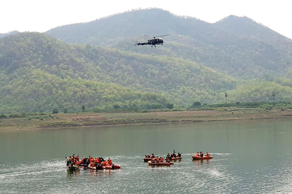 Hampir 300 personel yang menggunakan perahu dan helikopter terlibat dalam operasi pencarian,  termasuk dari Angkatan Laut India dan Pasukan Tanggap Bencana Nasional. Laporan media mengatakan bahwa tim penyelam khusus yang dilengkapi dengan peralatan sonar diperkirakan akan tiba di tempat itu pada hari berikutnya dari negara bagian utara Uttarakhand.