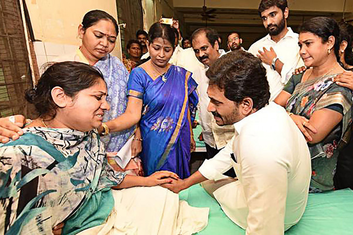 Kesedihan para penyintas dan anggota keluarga korban di rumah sakit setempat.