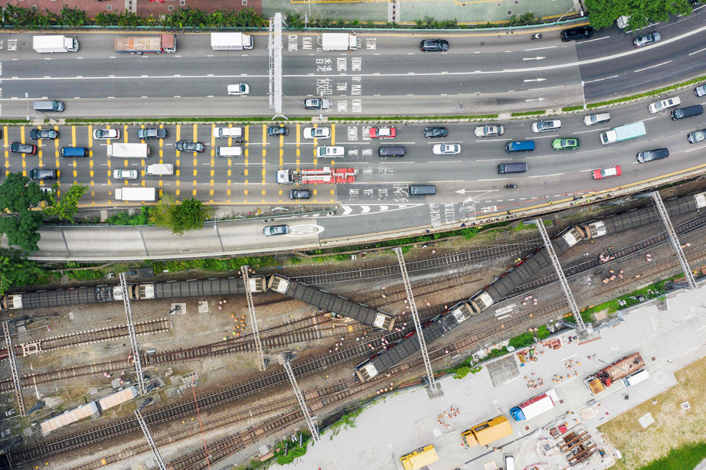 Gambar-gambar dari tempat kejadian menunjukkan tiga gerbong keluar dari rel dan melintang di dekat Stasiun Hung Hom, Kowloon. Jalur ini merupakan persimpangan sibuk yang menyediakan layanan ke Tiongkok daratan.
