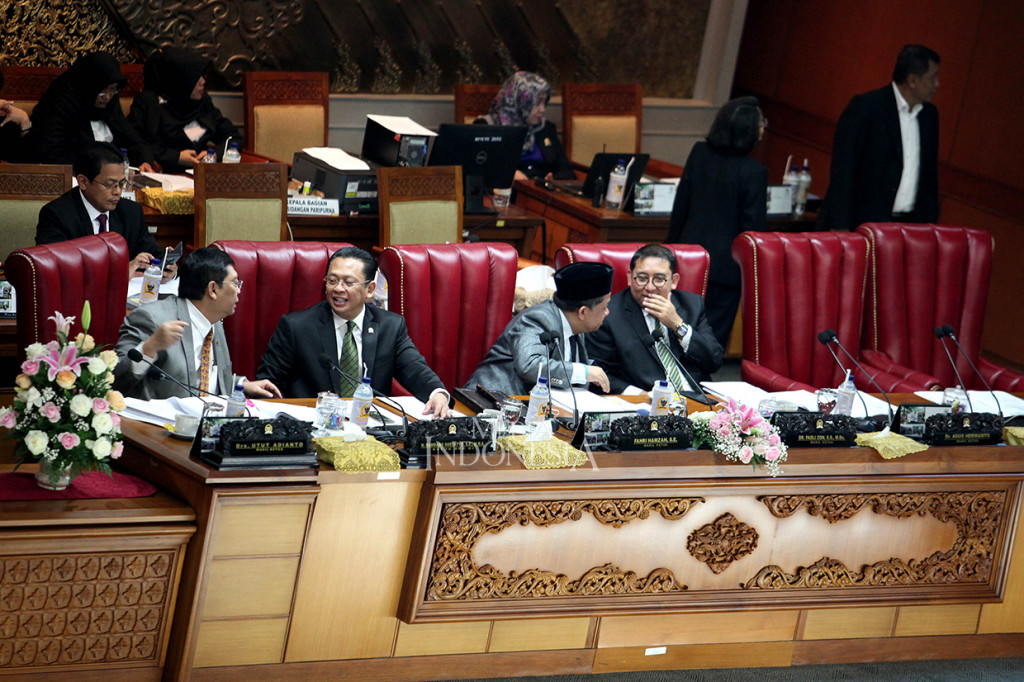 Pimpinan rapat yang dihadiri Ketua DPR Bambang Soesatyo (kedua kiri), Utut Adianto (kiri), Fahri Hamzah (kedua kanan) dan Faldi Zon memimpin rapat paripurna DPR di Gedung Nusantara II, Kompleks Parlemen Senayan, Jakarta.