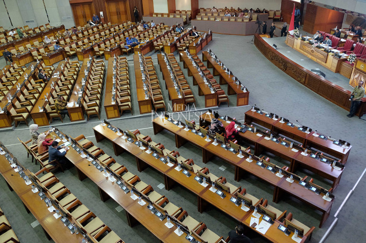 Rapat paripurna yang hanya dihadiri 80 orang anggota DPR tersebut resmi mensahkan revisi UU KPK di mana 7 fraksi menyetujui revisi UU KPK secara penuh, 2 fraksi yaitu Gerindra dan PKS memberi catatan soal Dewan Pengawas, sementara Fraksi Demokrat belum berpendapat. 