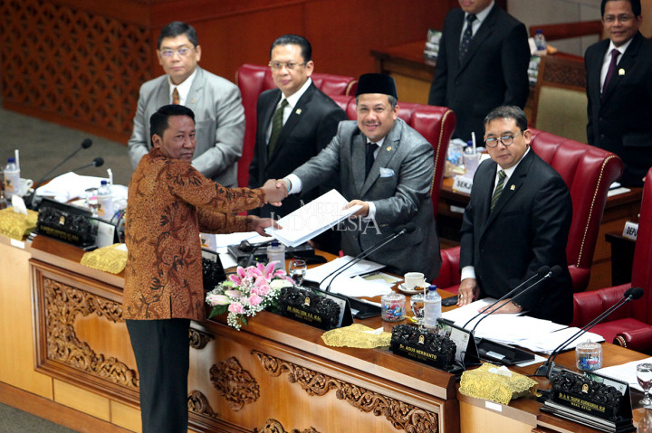 Ketua Badan Legislasi Supratman Andi Agtas (kiri) menyerahkan hasil pembahasan revisi UU KPK kepada pimpinan rapat yang dihadiri Ketua DPR Bambang Soesatyo (kedua kiri), Utut Adianto (kiri), Fahri Hamzah (kedua kanan) dan Faldi Zon dalam rapat paripurna DPR di Gedung Nusantara II, Kompleks Parlemen Senayan, Jakarta.