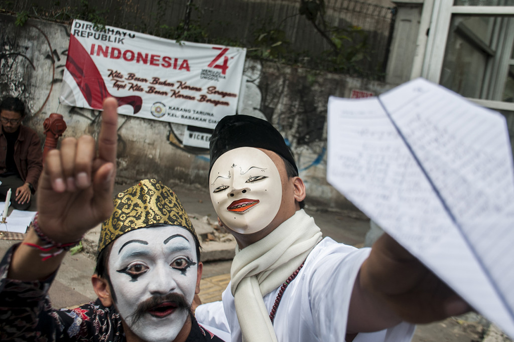 Seniman yang tergabung dalam Aliansi Seniman Rudet Bandung (Aset Bandung) saat melakukan aksi kesenian kolaborasi memperingati tujuh hari wafatnya almarhum BJ Habibie di Bandung, Jawa Barat.
