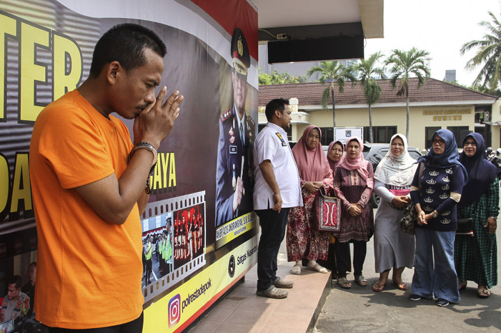 Direktur PT Damtour Hambali Abbas (kiri) meminta maaf kepada sejumlah jamaah yang melapor di Polresta Depok, Jawa Barat.