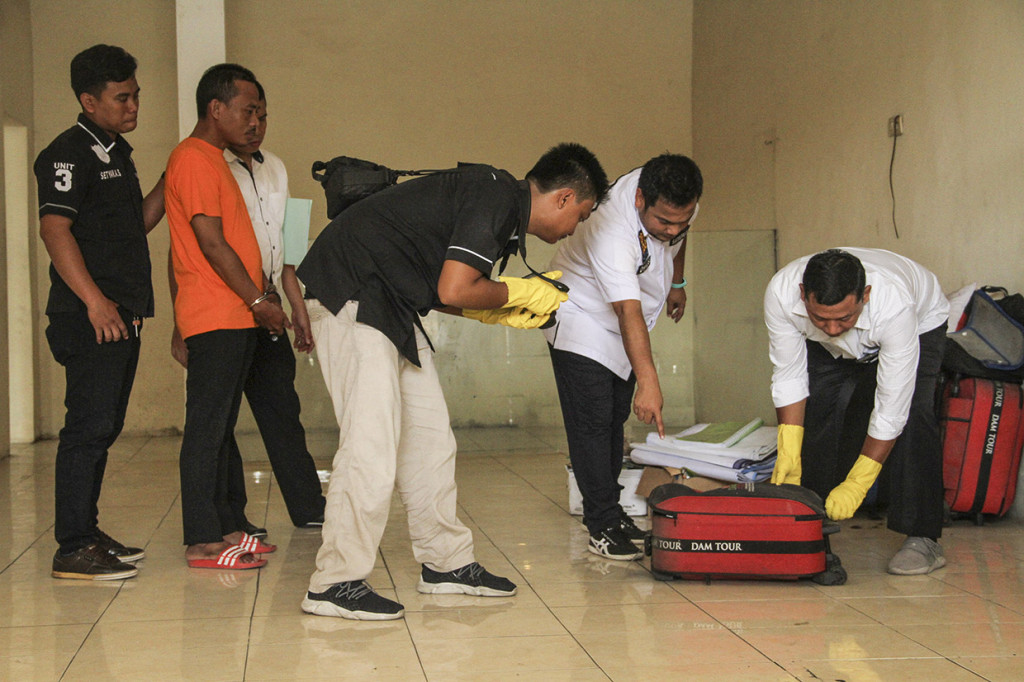 Kepolisian menangkap Direktur PT Damtour Hambali Abbas dan mengumpulkan barang bukti karena perusahaan tersebut diduga menipu sekitar 200 calon jamaah umroh dari berbagai daerah dengan kerugian mencapai Rp4 miliar. 