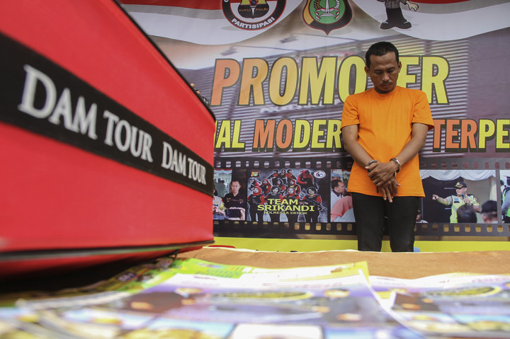 Tersangka penipuan Direktur PT Damtour Hambali Abbas dihadirkan saat rilis di Polresta Depok, Jawa Barat.