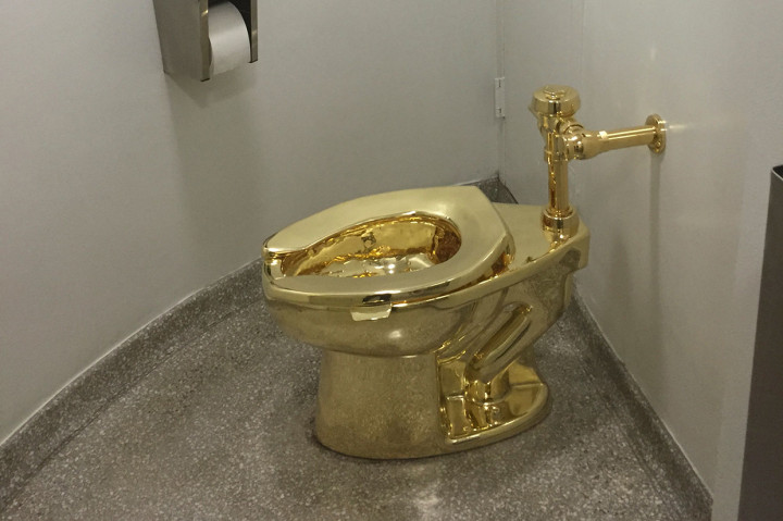 Toilet terbuat dari emas padat yang sedang ditampilkan dalam sebuah pameran seni, dicuri dari tempat kelahiran dan rumah mantan Perdana Menteri Inggris, Winston Churchill.