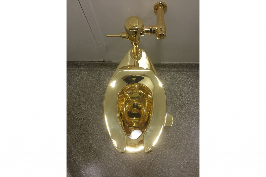 Toilet yang terbuat dari emas 18 karat itu dinamakan 'Amerika'. Adalah Maurizio Cattelan yang membuatnya dan ikut ditampilkan dalam pameran besar di Istana Blenheim di Oxfordshire, Inggris.