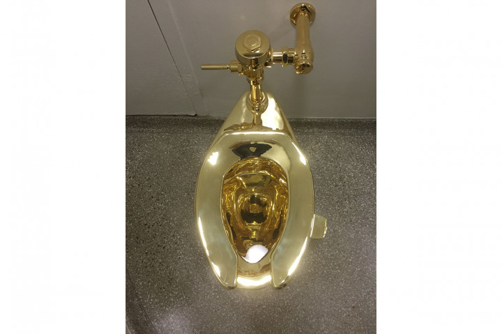 Toilet yang terbuat dari emas 18 karat itu dinamakan 'Amerika'. Adalah Maurizio Cattelan yang membuatnya dan ikut ditampilkan dalam pameran besar di Istana Blenheim di Oxfordshire, Inggris.
