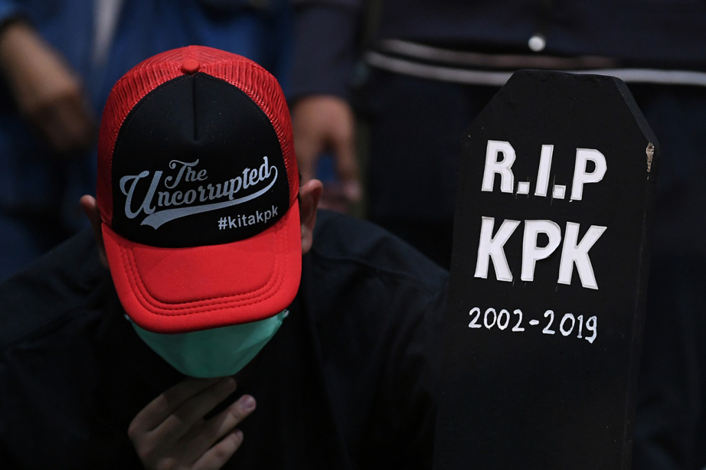 Anggota Wadah Pegawai KPK membawa nisan bertuliskan RIP KPK saat melakukan aksi di gedung KPK Jakarta. Antara Foto/Wahyu Putro A