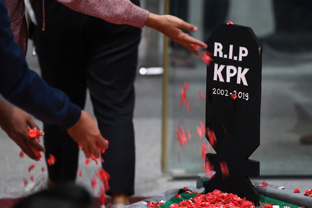 Wadah Pegawai KPK dan Koalasi Masyarakat Anti Korupsi melakukan malam renungan bertajuk 'Pemakaman KPK' untuk menyikapi pelemahan KPK seusai DPR mengesahkan revisi UU KPK. Antara Foto/Wahyu Putro A
