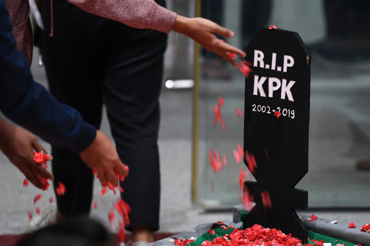 Wadah Pegawai KPK dan Koalasi Masyarakat Anti Korupsi melakukan malam renungan bertajuk 'Pemakaman KPK' untuk menyikapi pelemahan KPK seusai DPR mengesahkan revisi UU KPK. Antara Foto/Wahyu Putro A
