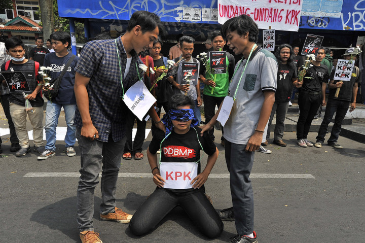 Sejumlah aktivis anti korupsi yang tergabung dalam Koalisi Masyarakat Lawan Koruptor (KOMALAKOR) berunjuk rasa di Alun-alun Serang. Antara Foto/Asep Fathulrahman