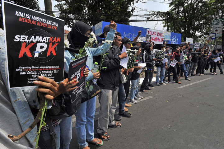 Mereka menolak revisi UU KPK karena tidak aspiratif serta bertendensi akan semakin melemahkan eksistensi KPK sebagai lembaga independen untuk memberantas korupsi di Indonesia. Antara Foto/Asep Fathulrahman