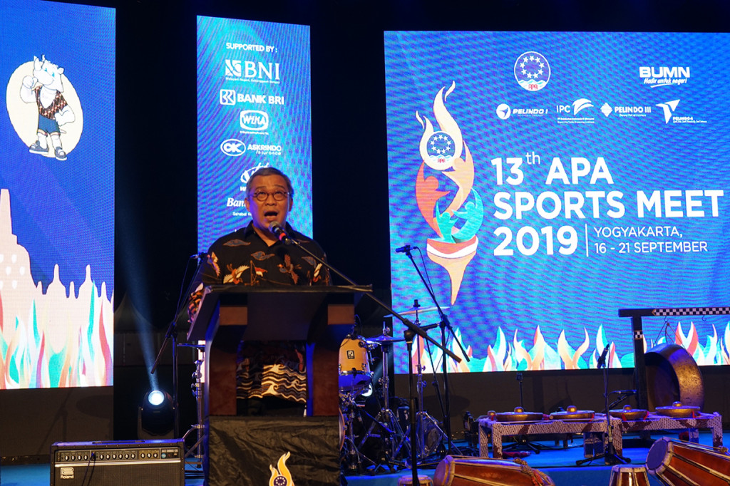 Direktur Keuangan PT Pelabuhan Indonesia II (Persero)/IPC Widyaka Nusapati memberikan sambutan saat pembukaan 13th ASEAN Ports Association (APA) Sports Meet di Stadion Sepak Bola Universitas Negeri Yogyakarta (UNY), Sleman. 