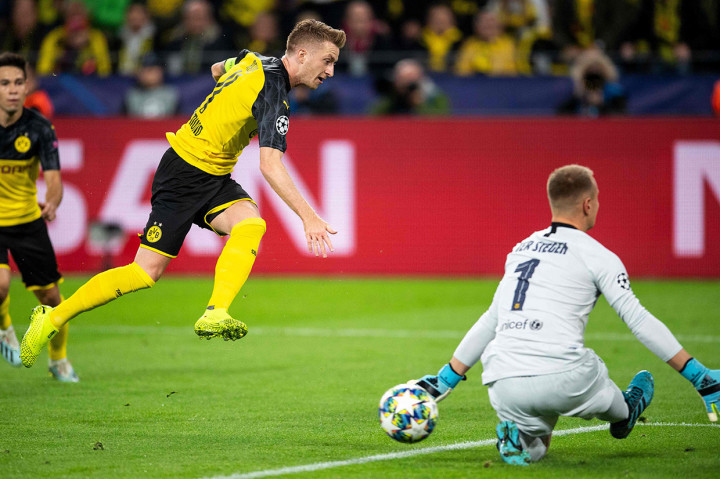 Meski menguasai jalannya pertandingan, Barca minim membahayakan gawang tuan rumah. Sementara Dortmund punya peluang emas pertama lewat Marco Reus pada menit ke-24. Namun sepakannya dari jarak dekat masih mampu diblok oleh Marc-Andre ter Stegen.