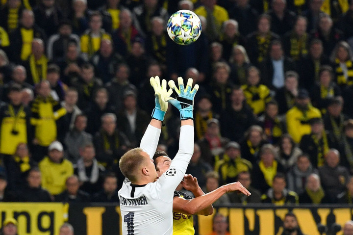 Ter Stegen mampu mengamankan gawangnya dari serangan para pemain Dortmund.