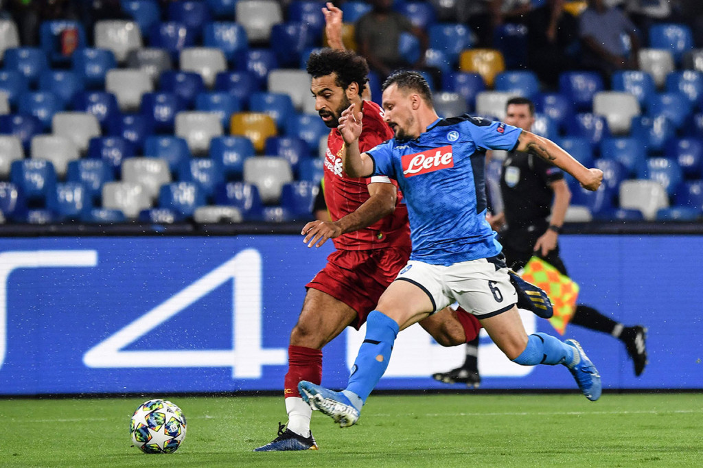 Laga kedua kesebelasan relatif imbang sejak awal pertandingan. Para pemain kedua kesebelasan saling berbalas serangan.