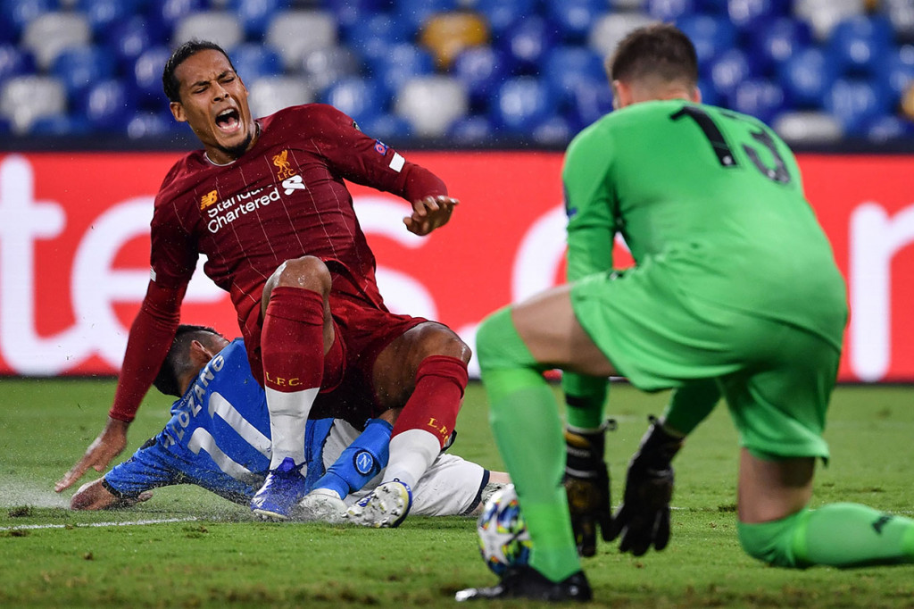 Penjaga gawang Liverpool Adrian berhasil mengamankan gawangnya dari ancaman pemain Napoli. Skor 0-0 bertahan hingga jeda.