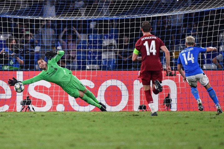 Menit ke-80 Napoli mendapat hadiah penalti setelah Jose Callejon dilanggar Andy Robertson. Mertens yang maju sebagai algojo sukses mengonversi menjadi gol.