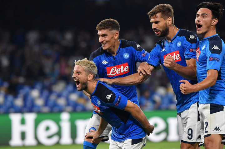 Mertens melakukan selebrasi bersama rekan-rekan setimnya usai menaklukkan Adrian.