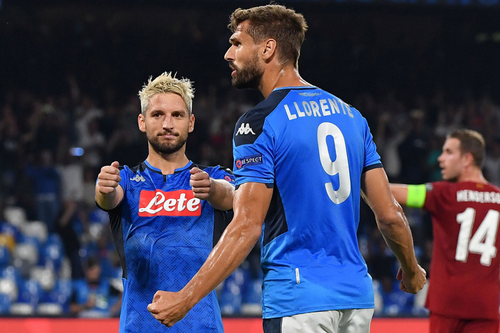 Fernando Llorente melakukan selebrasi bersama Dries Mertens.