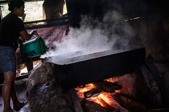 Proses pembuatan garam gunung sejak ditemukan pertama kalinya tidak mengalami perubahan hingga sekarang, cita rasanya pun tidak berubah sama sekali. Air asin yang didapat dari sumur tersebut dimasak berjam-jam dengan menggunakan kayu bakar hingga membentuk kristal putih.