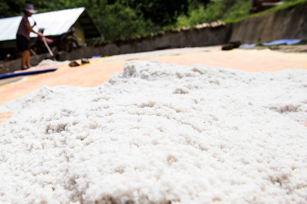 Kristal putih tersebut kemudian dijemur dan kemudian dikemas.