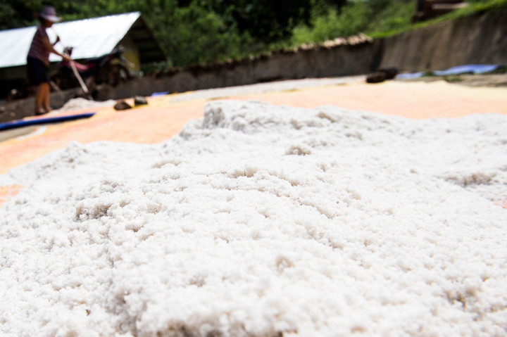 Kristal putih tersebut kemudian dijemur dan kemudian dikemas.