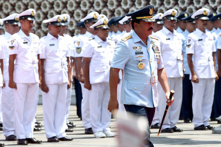 Panglima TNI Marsekal Hadi Tjahjanto berjalan menuju lokasi upacara saat ziarah makam Presiden Soekarno di Blitar, Jawa Timur.