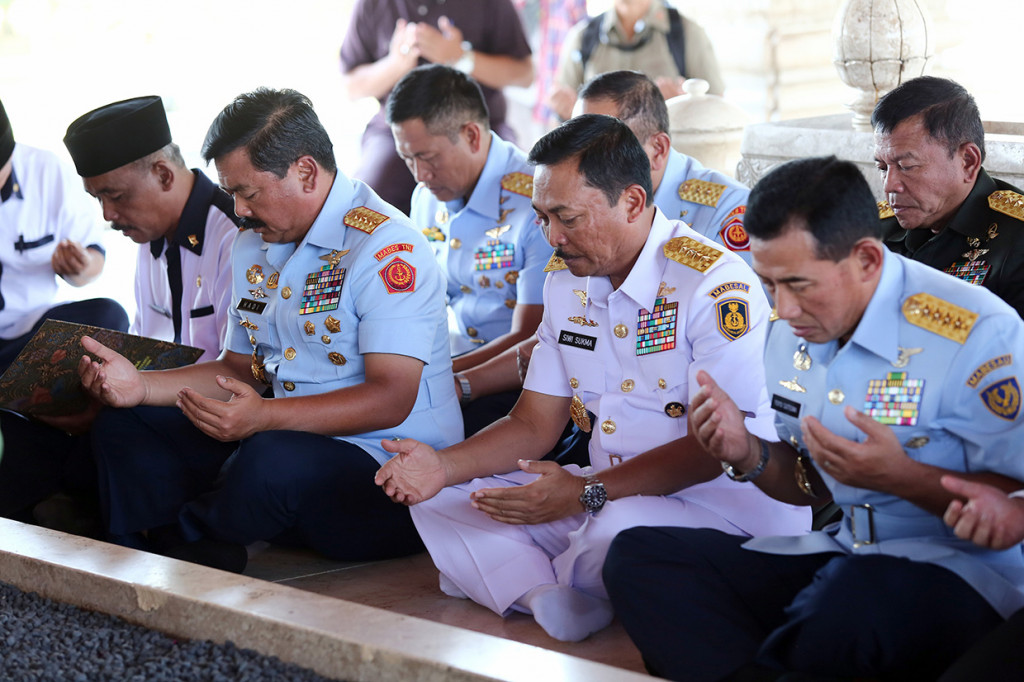 Panglima TNI yang didampingi oleh sejumlah pejabat tinggi TNI tersebut melakukan serangkaian ziarah ke makam para presiden serta Jendral Sudirman jelang peringatan HUT ke-74 TNI.