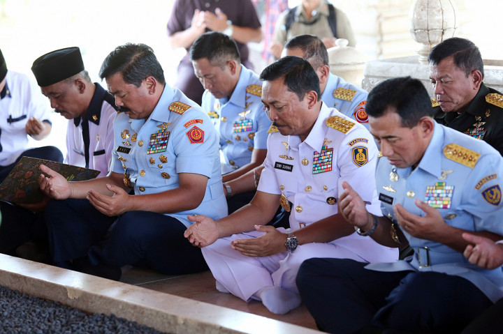 Panglima TNI yang didampingi oleh sejumlah pejabat tinggi TNI tersebut melakukan serangkaian ziarah ke makam para presiden serta Jendral Sudirman jelang peringatan HUT ke-74 TNI.