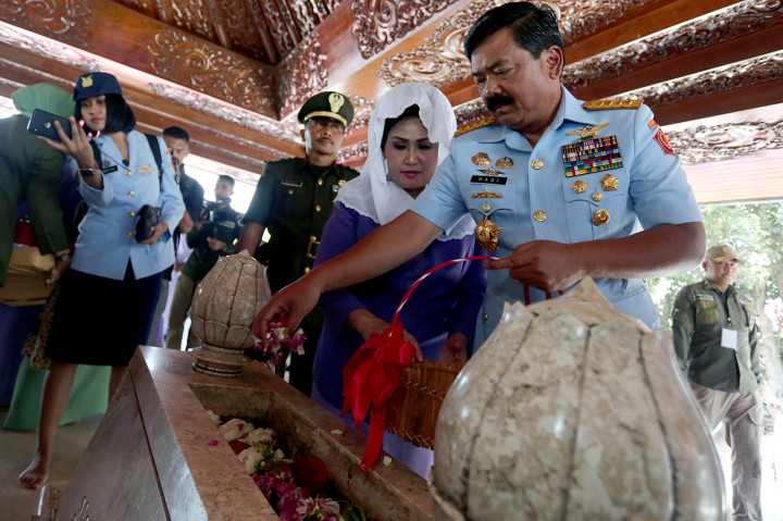 Panglima TNI Marsekal Hadi Tjahjanto menabur bunga di atas pusara makam orang tua Presiden Soekarno di Blitar, Jawa Timur.